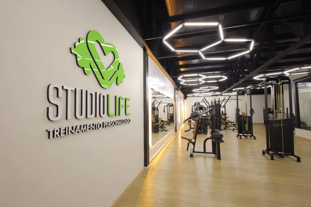 Espaço do Studio Life com logo na parede